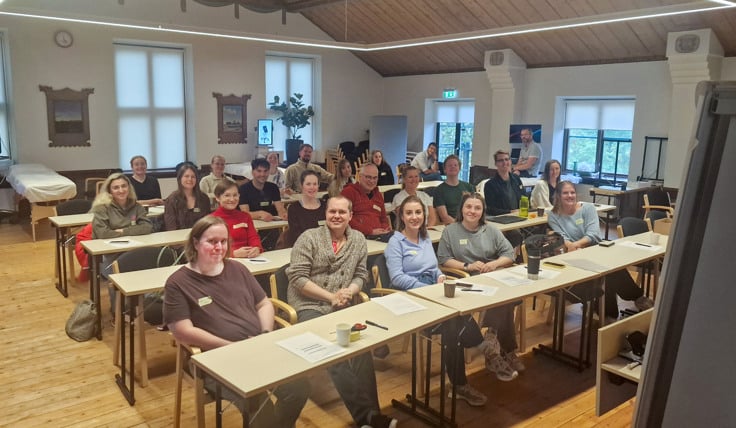 20-tal personer i en undervisningssituation.