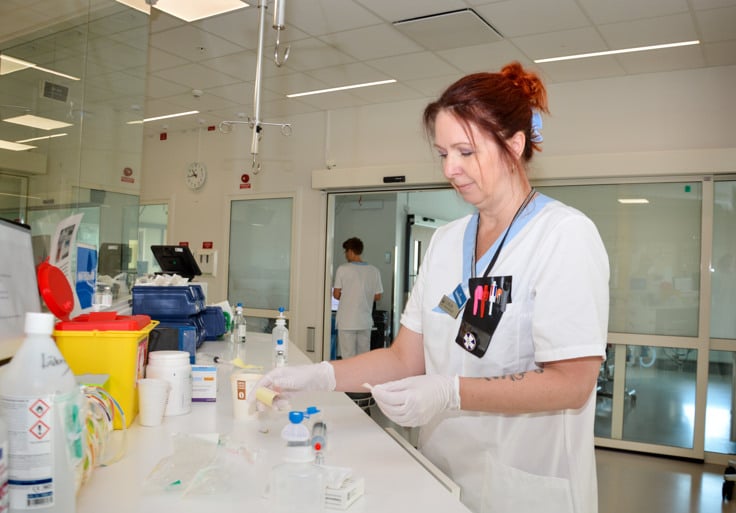 Linda Mjörnerud blandar ett läkemedel till en IVA-patient.