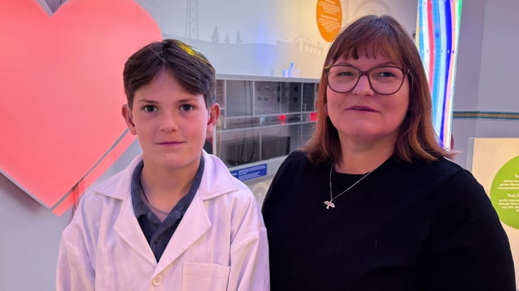 Frans tillsammans med mamma Sandra Lind.