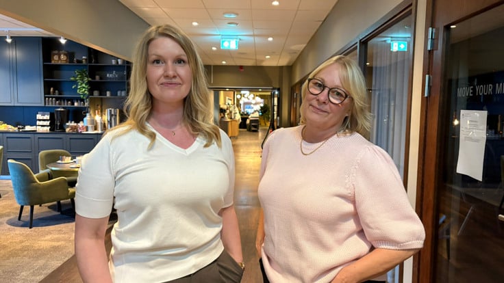 Några kvinnor som står bredvid varandra.