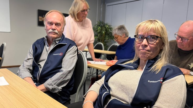 En grupp människor som sitter runt ett träbord.