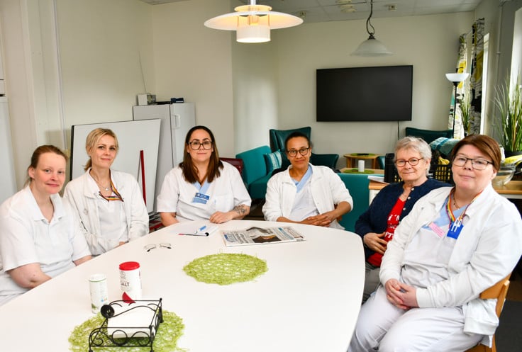 Sofia Englund, Victoria O Nilsson, Alexandra Aspioti Delija, Ingela Malmberg, Kristina Damm i personalrummet.