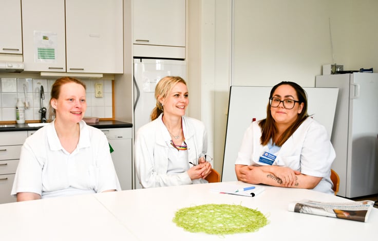 Sofia Englund, Victoria O Nilsson, Alexandra Aspioti Delija i personalrummet.