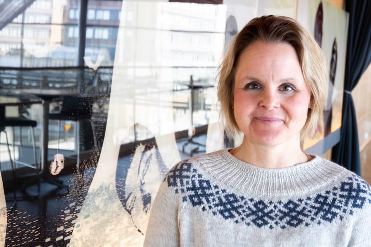 Maria Karlström i en stickad tröja.