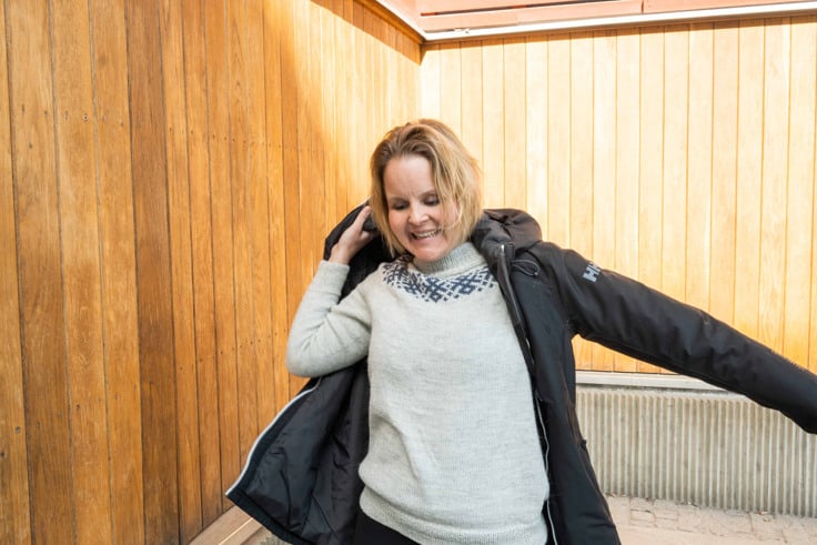 Maria Karlström tar på sig jackan.