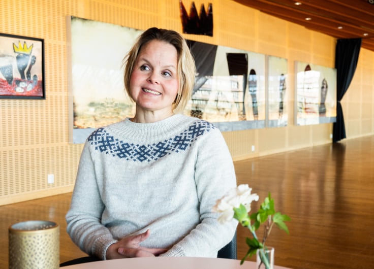 Maria Karlström i en stickad tröja.