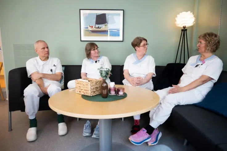 En grupp människor som sitter runt ett bord.