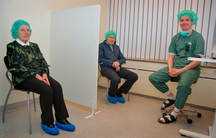 I väntan på att ögondropparna ska verka.