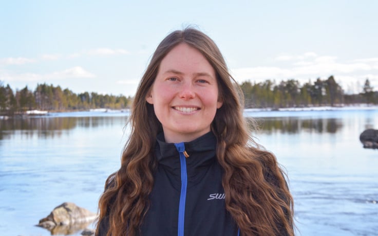 Maja Johansson framför öppet vatten.