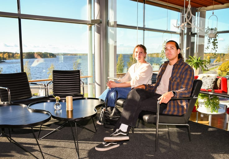 Två personer tittar in i kameran.