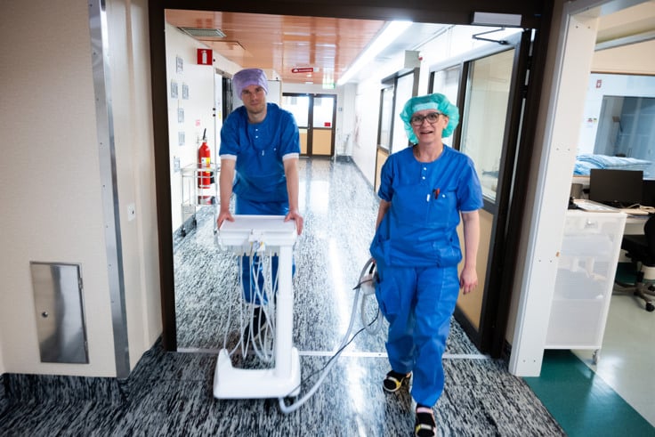 Två personer går längs en korridor.