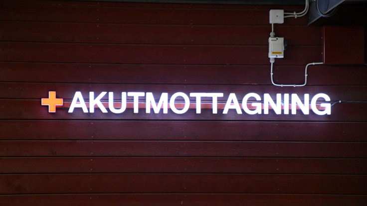 En skylt med texten ”akutmottagning” på en vägg.