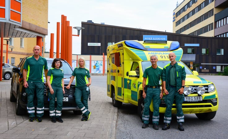 Fem personer utanför sjukhuset.