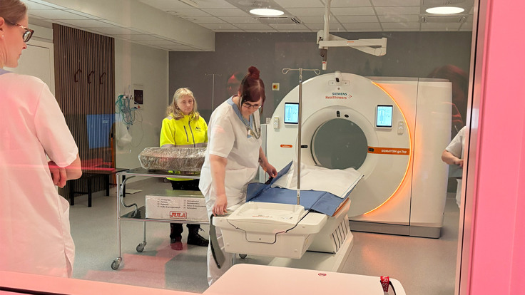En grupp människor som står i en röntgensal.