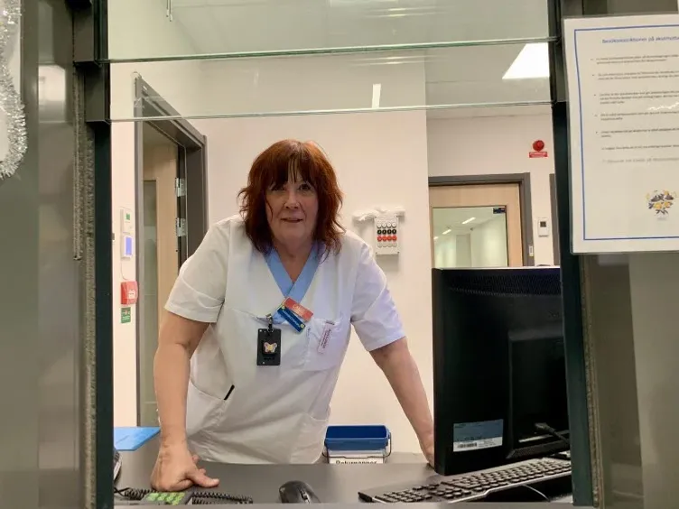 Ann-Louise står i receptionen