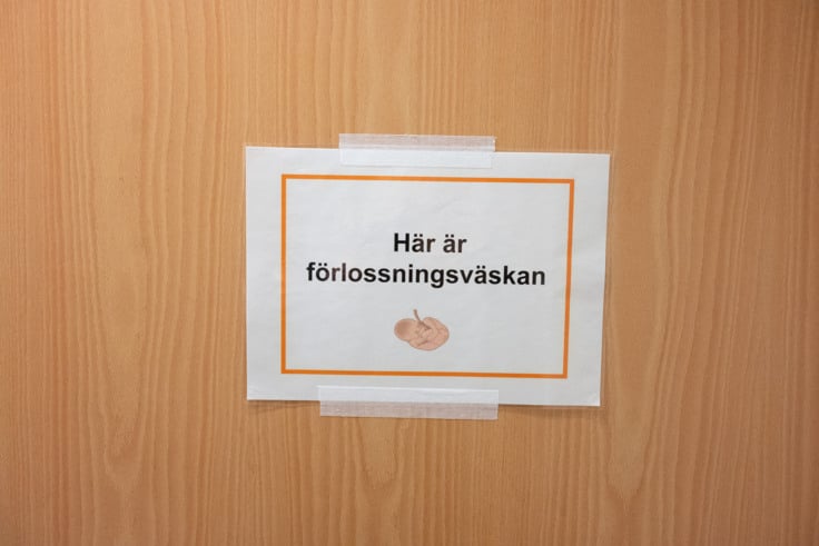 En skylt på en trädörr.