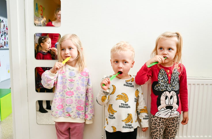 Barn på en förskola i Öjebyn borstar tänderna.