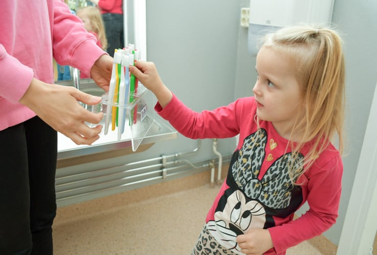 Barn på en förskola i Öjebyn borstar tänderna.