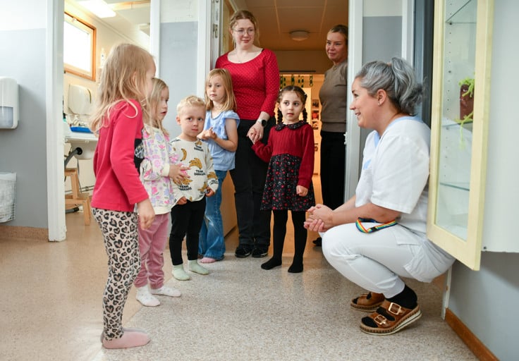Barn på en förskola i Öjebyn borstar tänderna.