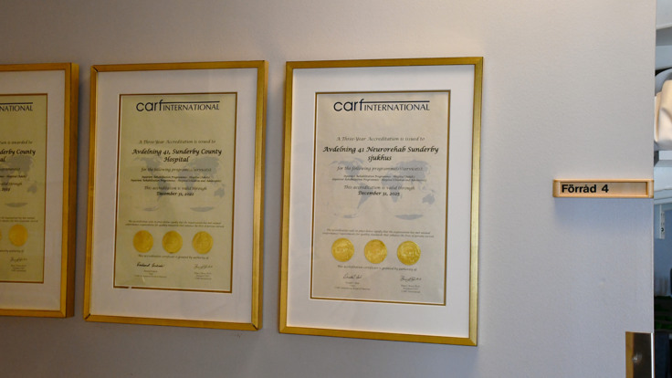 Tre inramade certifikat som hänger på en vägg.