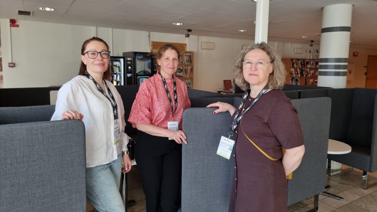 En grupp kvinnor som står bredvid varandra.