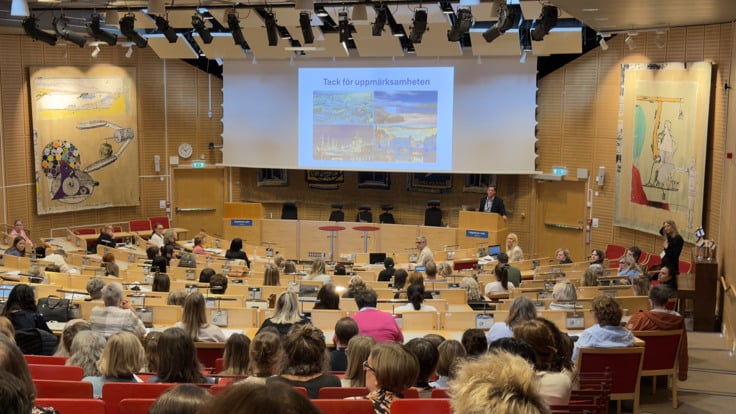 En grupp människor som sitter i en föreläsningssal.