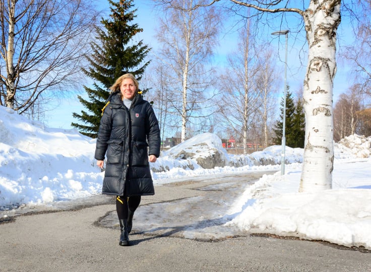 Ulrika Sundquist med täckjacka utomhus.