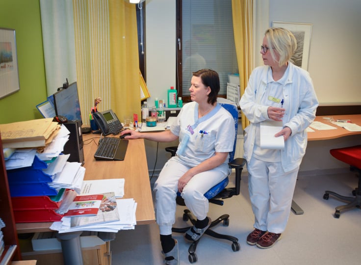 Två personer tittar på en dataskärm.