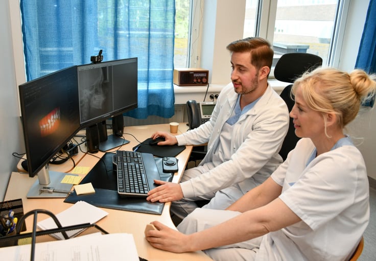 Merethe Samuelsson och Kamil Jalod tittar på en dataskärm.