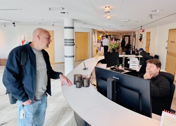 Niklas Larsson talar med Lars Hagström i receptionen på Regionhuset.