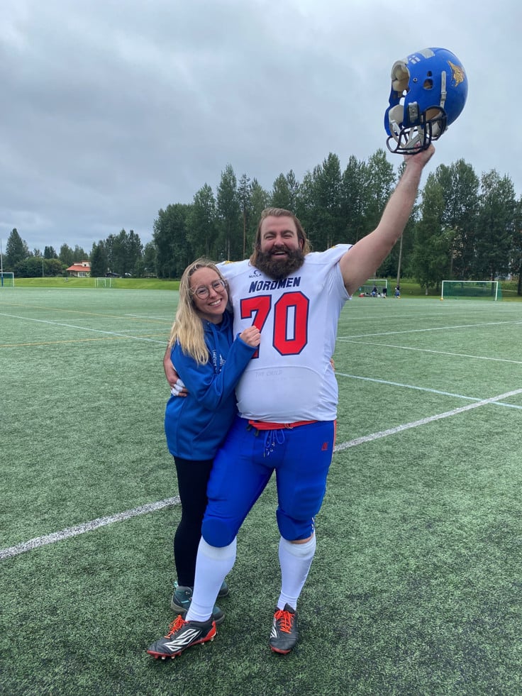 Isabel och Alejandro på en amerikansk fotbollsplan.