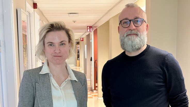 En man och en kvinna som står i en hall.