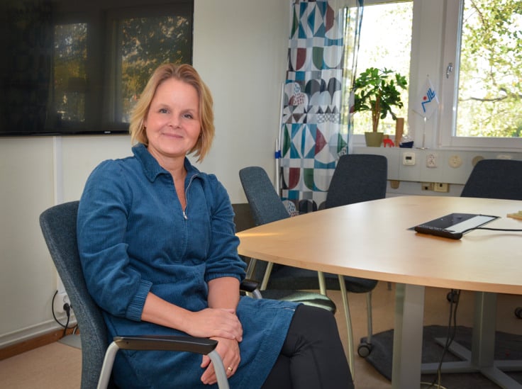 Maria Karlström tittar in i kameran.