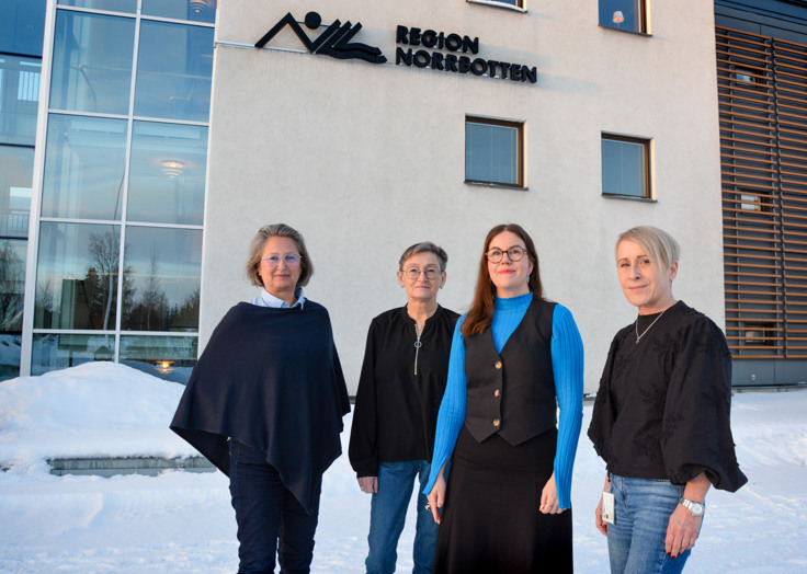En grupp kvinnor som står framför en byggnad.