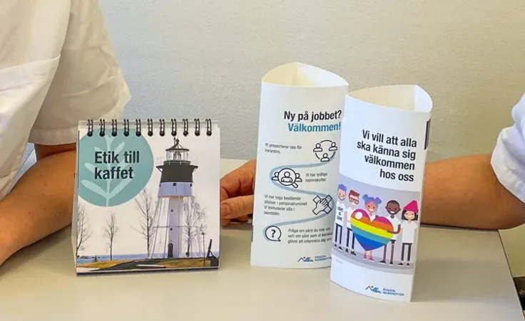 Etikinformation på ett bord.