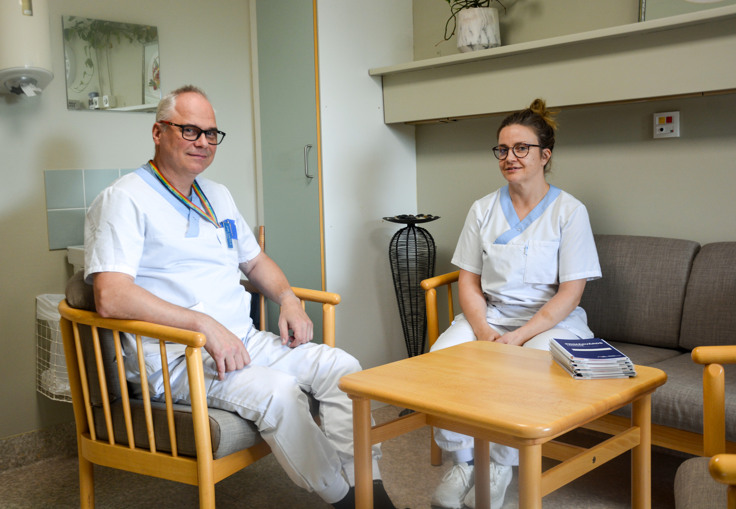 Jari Havela och Mari Huhtanen i arbetskläder.