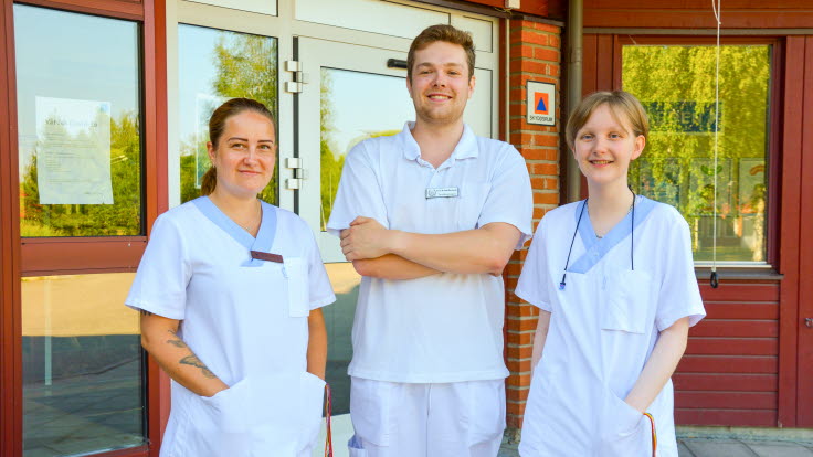 Mia Hedström, Tom Kristoffersson och Margit Sundén står utanför ingången till tandvårdskliniken i Boden.