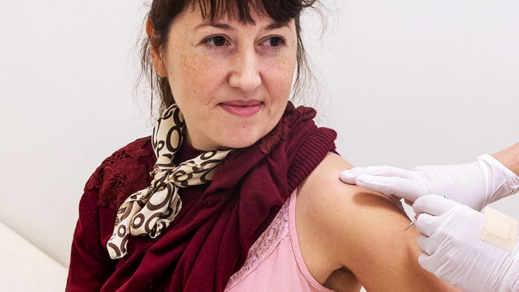 Person som får vaccin i armen.