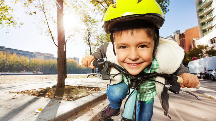 Barn på cykel i närbild