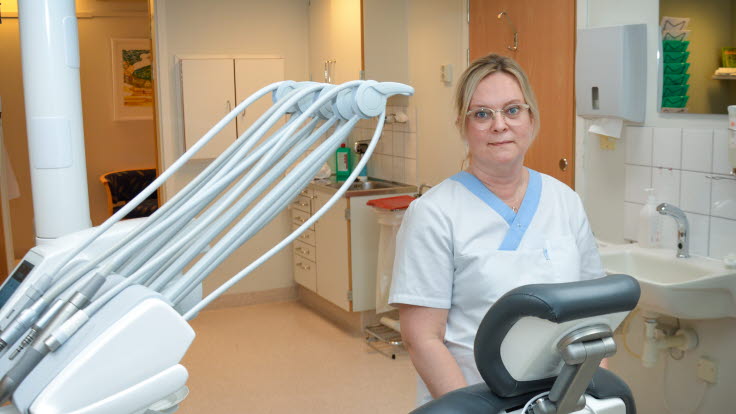 Tandläkaren Anna Olofsson i undersökningsrummet.