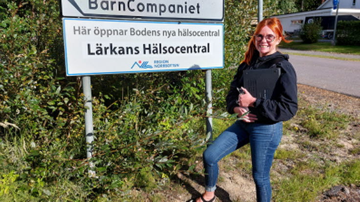 Anki Högling vid Lärkans HC skylt