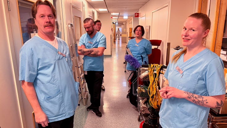 Fem personer i en sjukhuskorridor