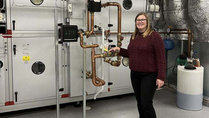 Sofia Härdelin vid en av de undercentraler som bytts ut och bidragit till att energiförbrukningen minskar.