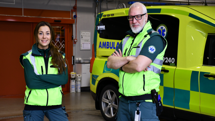 Porträttbild Rebecca Bäcklin och Anton Norberg, ambulansen i Luleå.