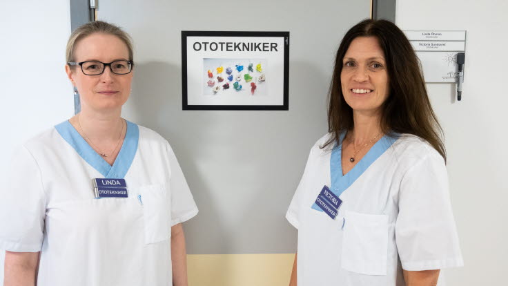 Linda Öhman och Victoria Sundqvist står bredvid varandra i vita arbetskläder.