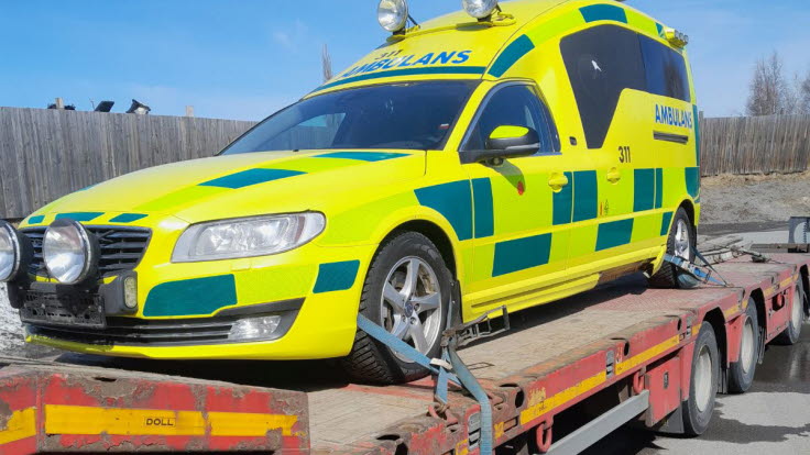 Ambulans donerad av Region Norrbotten lastad på trailer för transport till Ukraina