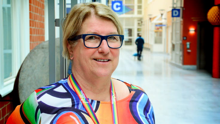 Iris Mukkavaara fotograferad i "glasgången" i Sunderby sjukhus.