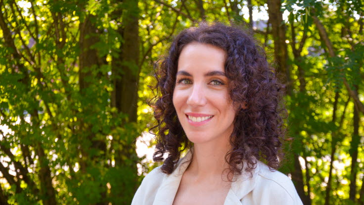 Sandra utomhus, tittar in i kameran.
