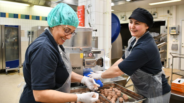 Teamet bakom julköttbullarna på Sunderby sjukhus: Sahira Gorgis, köksbiträde, och Kristina Simonjan, kock.