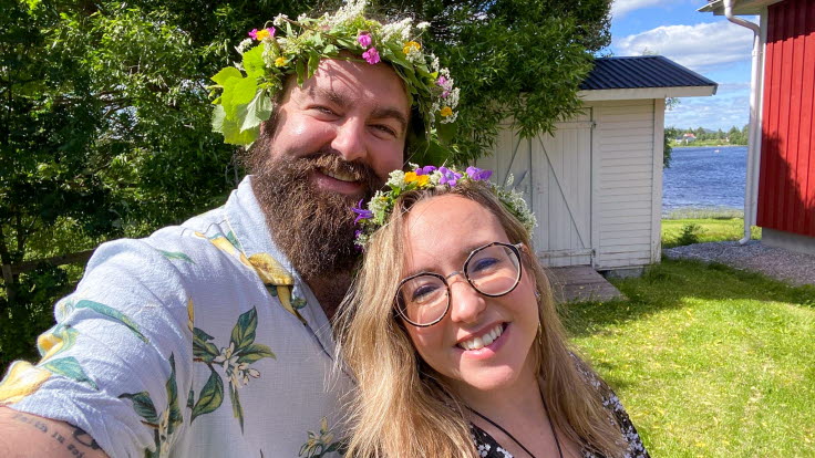 Alejandro och Isabel med blomsterkransar i håret.